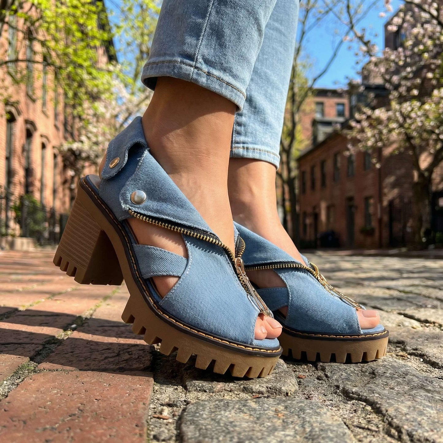 Women's Drop-Down Collar Zip Heels Corvine