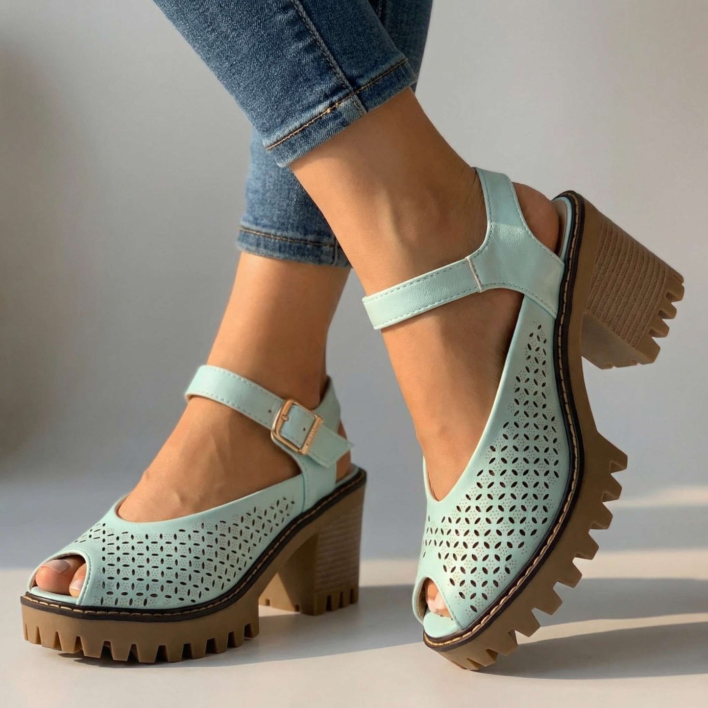 Women's Flower Cut Profile Chunky Sandal Heels Corvine