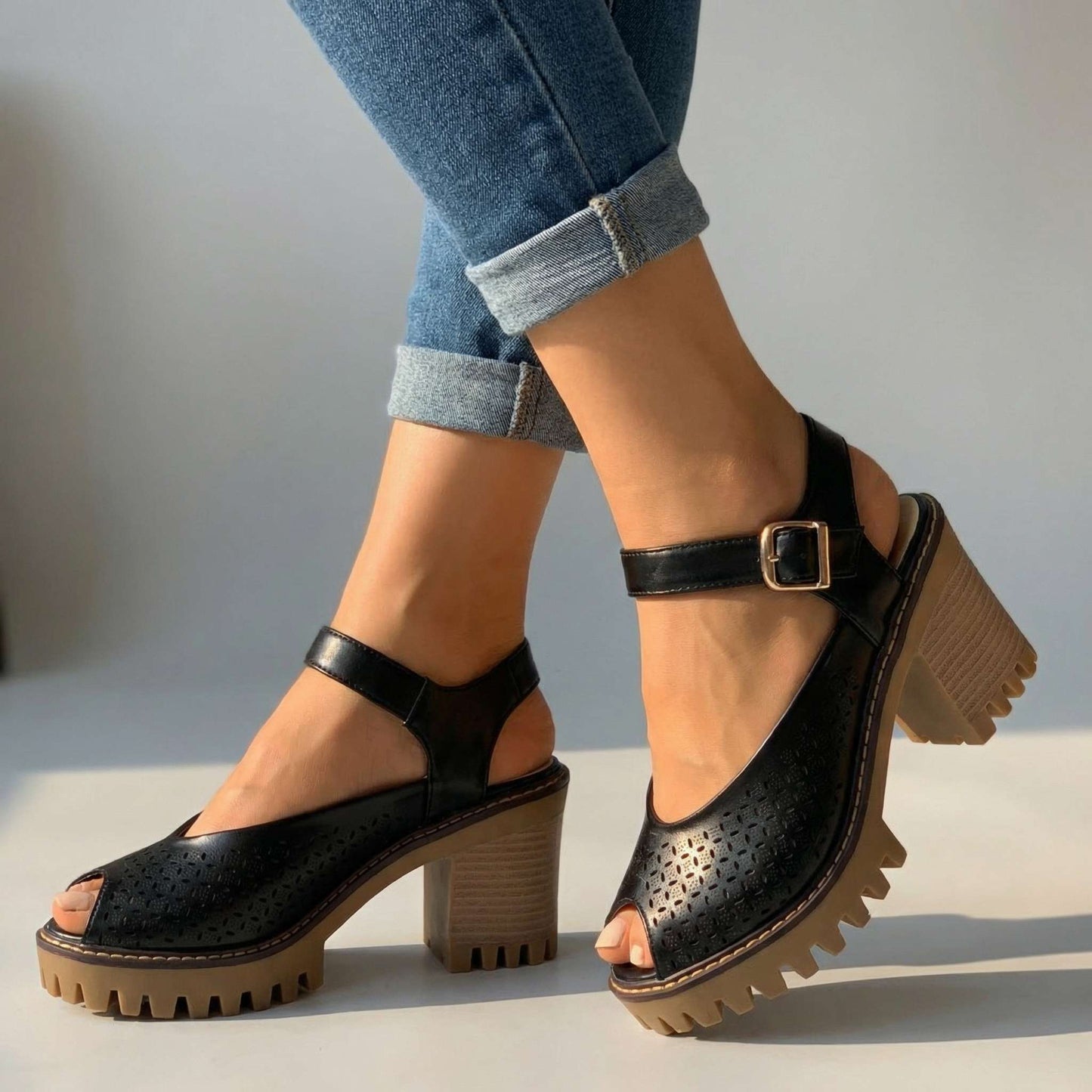 Women's Flower Cut Profile Chunky Sandal Heels Corvine