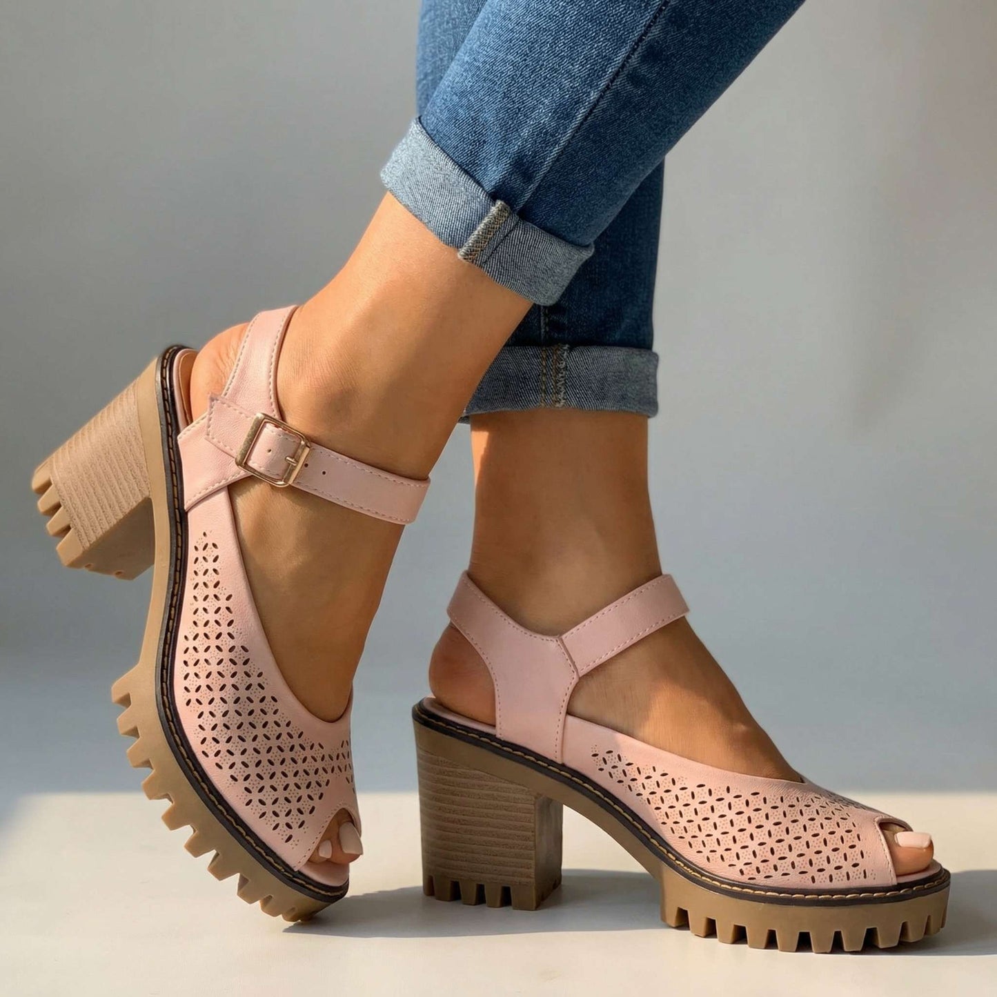 Women's Flower Cut Profile Chunky Sandal Heels Corvine